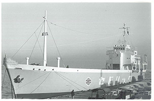 我が国最初の自走式荷役可能な自動車専用船「東朝丸」が就航