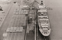 “HAKONE MARU” (Nippon Yusen), the first full-container ship at the Port of Nagoya, enters port at Kinjo Pier