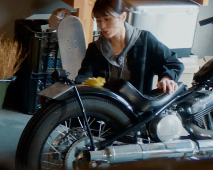 バイクをメンテナンスする人物