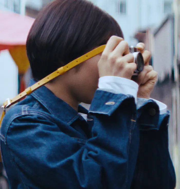 カメラで写真を撮る人物