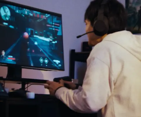 ゲームをする人物