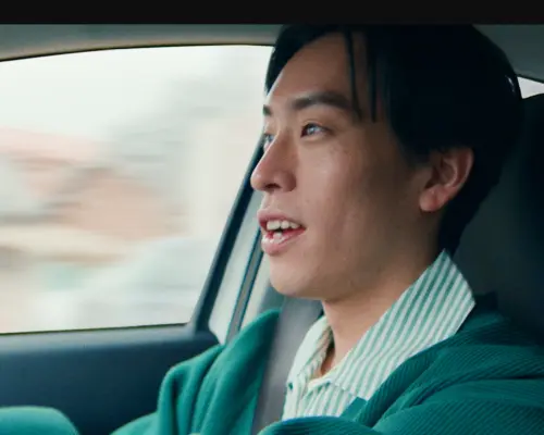 車を運転する人物