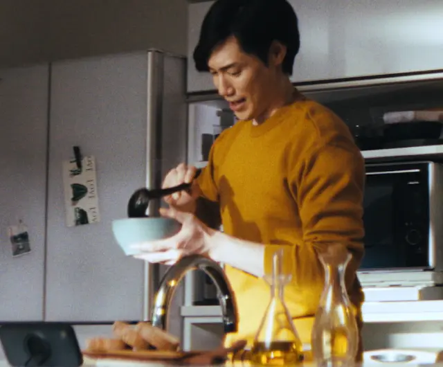 料理する人物