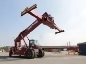 Reach stacker